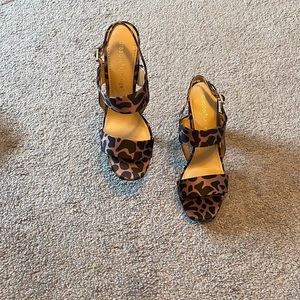 NWOT GIBSON LATIMER EMMY GIRAFFE PRINT BLOCK HEEL SANDALS